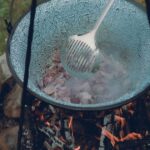 camping kettle over campfire outdoor に関連するアウトドア写真