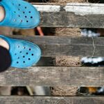 outdoor sandals feet river rock に関連するアウトドア写真