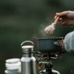 camping cooking pot over stove outdoor に関連するアウトドア写真